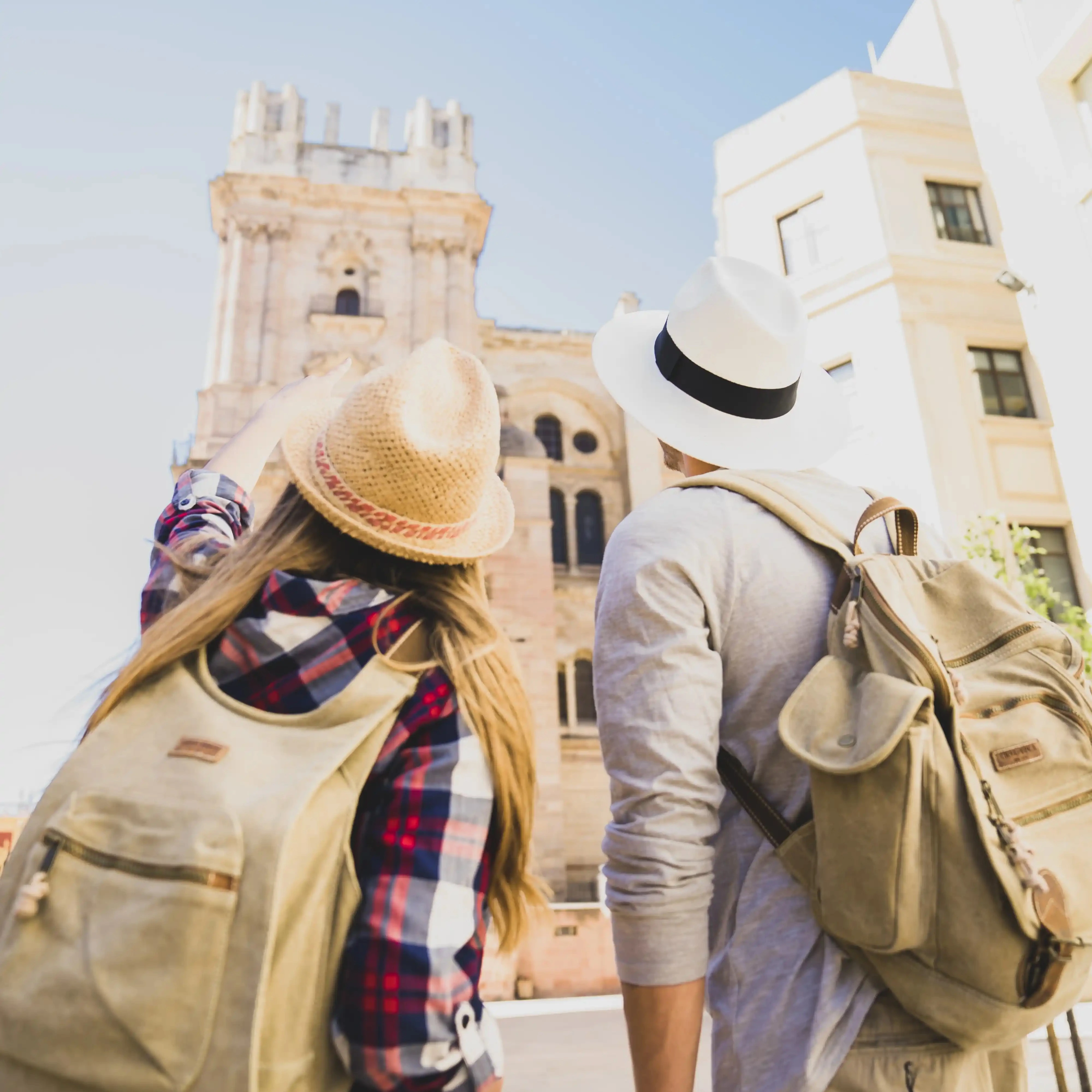 Casal de turistas que visitam cidade