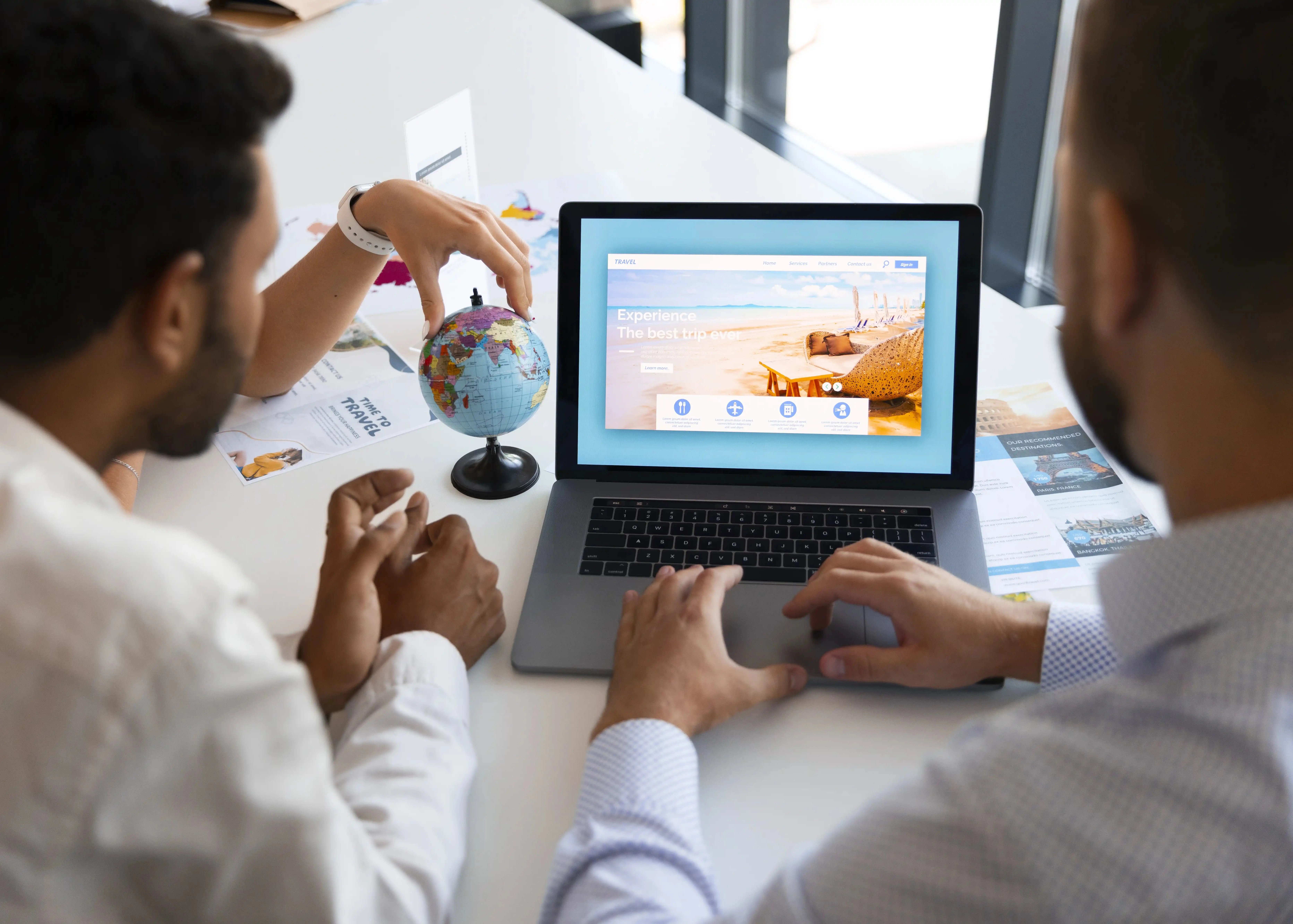 Homem de alto ângulo trabalhando em agência de viagens